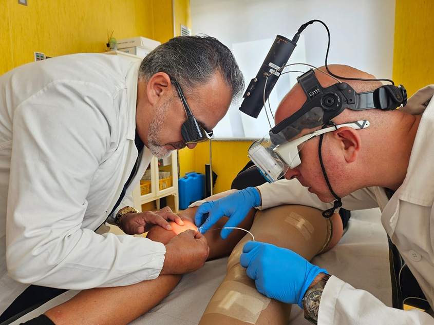 Dr. Arias realizando un procedimiento de flebología