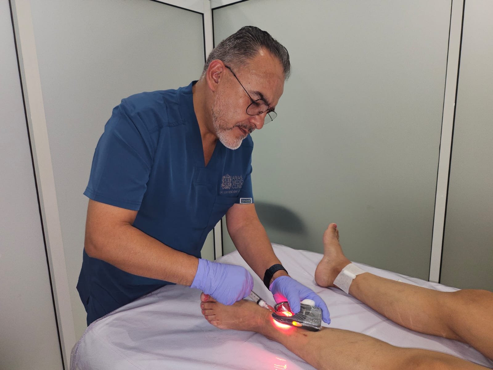 Dr. Arias en consulta con un paciente